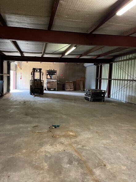 More Photos Of 107 E Austin St, Port Lavaca Distribution For Sale