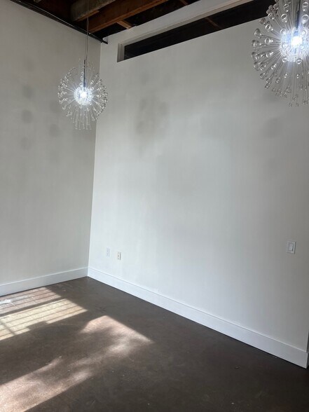 More Photos Of 5569 W Washington Blvd, Los Angeles Light Distribution For Lease