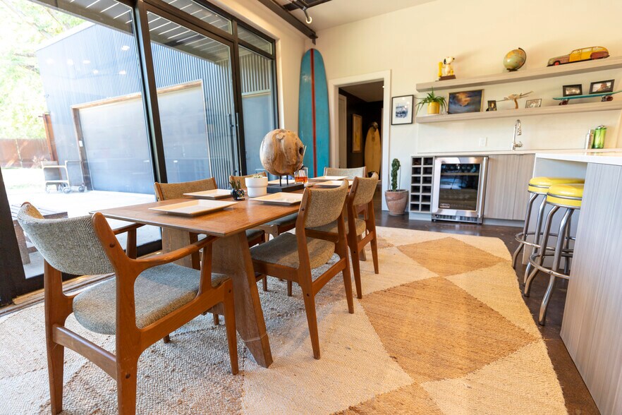 More Photos Of 4770 Iberia Ave, Dallas Showroom For Sale