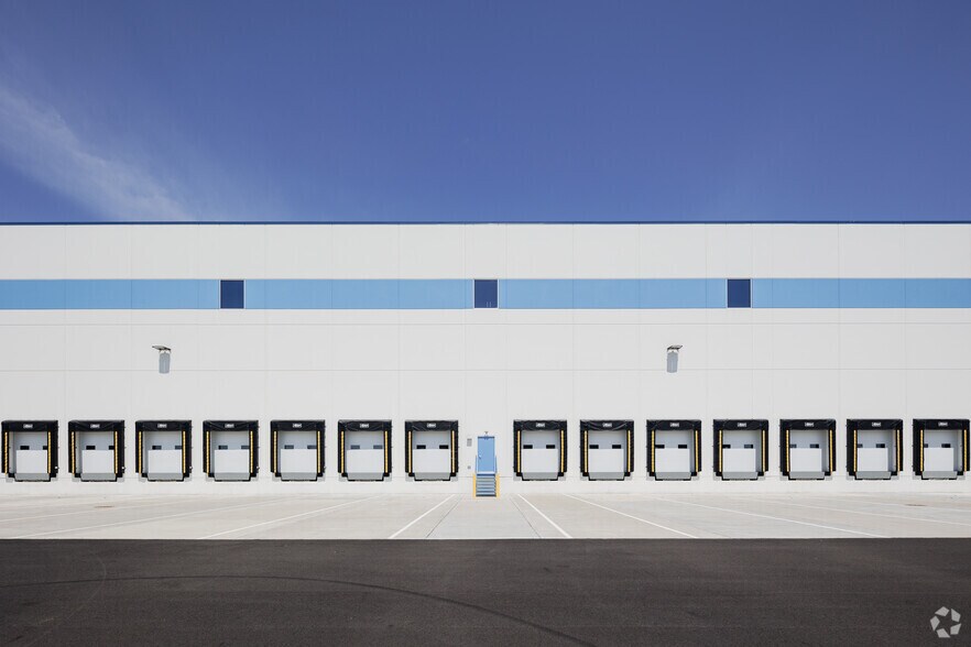 More Photos Of 1 Malcolm Ave, Teterboro Warehouse For Lease