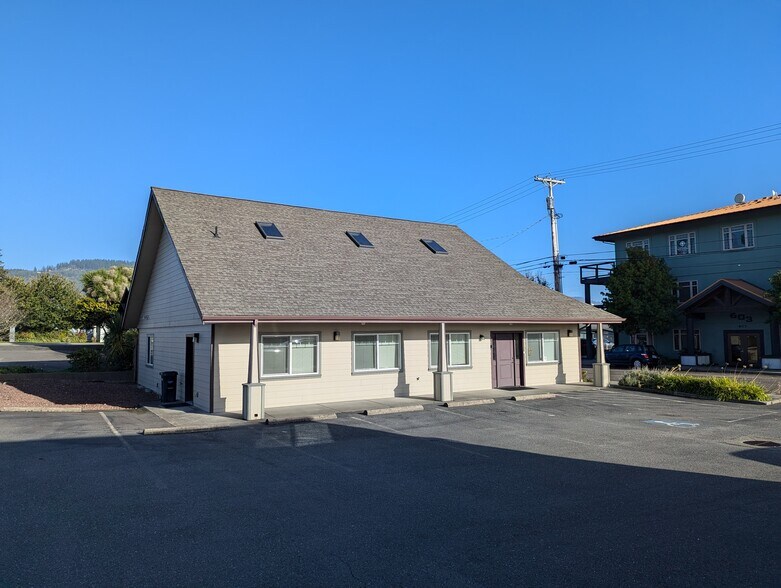 More Photos Of 616 Hemlock St, Brookings Office For Sale