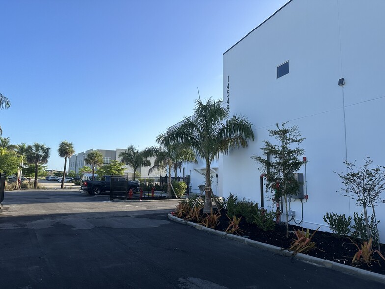 More Photos Of 15547 Global Pkwy., Fort Myers Self Storage For Sale