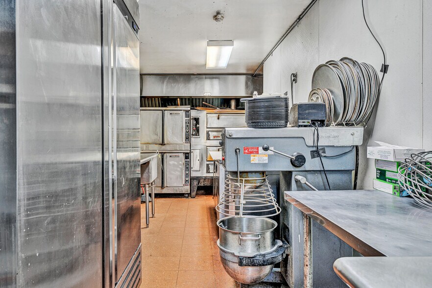 More Photos Of 1041 Harbour Inn Ln, Moneta Restaurant For Sale