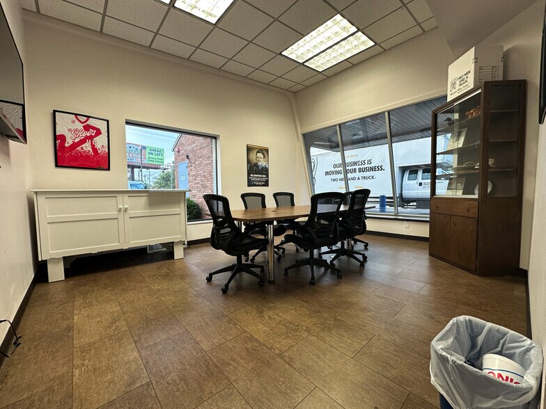 More Photos Of 1128-1152 N Rutledge St, Springfield Office For Sale