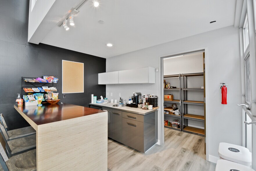 More Photos Of 2332 Cotner Ave, Los Angeles Loft Creative Space For Lease