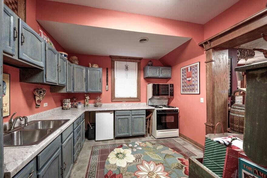 More Photos Of 890 Lake Ave, Woodstock General Retail For Sale