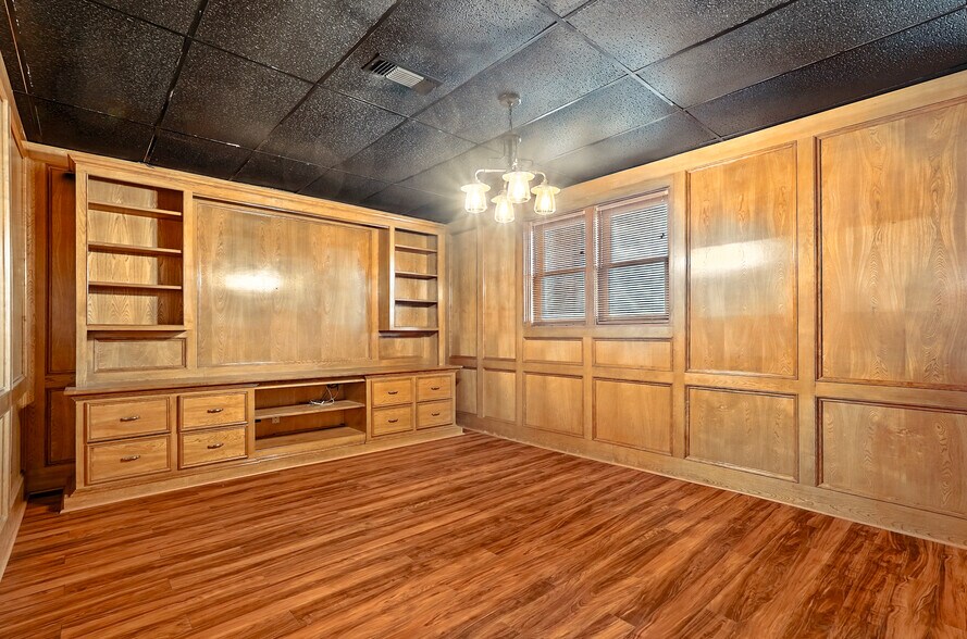 More Photos Of 441 Butternut St, Abilene Office For Sale