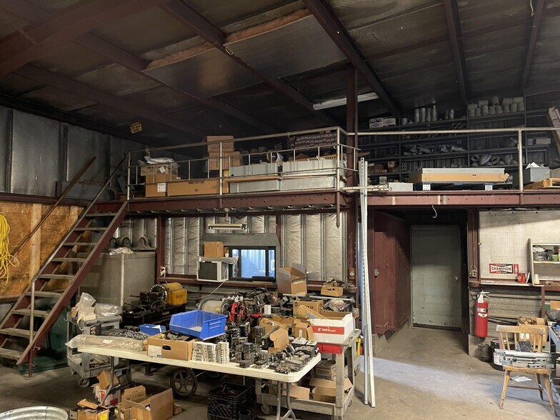 More Photos Of 1425 S Locust St, Centralia Office For Sale