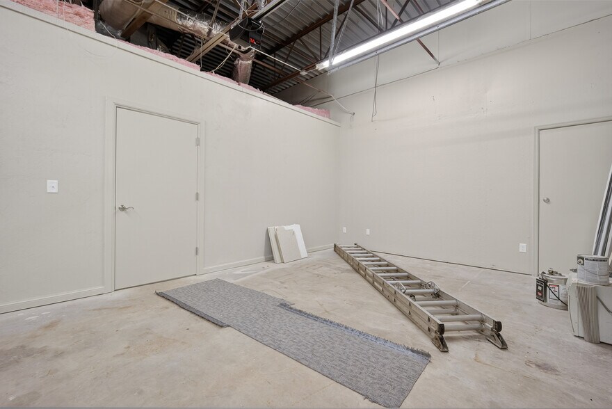 More Photos Of 800 W Rock Creek Rd, Norman Office For Lease