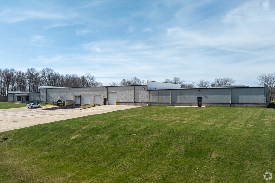 More Photos Of 6485-6515 Centerville Business Pky, Centerville Light Distribution For Lease