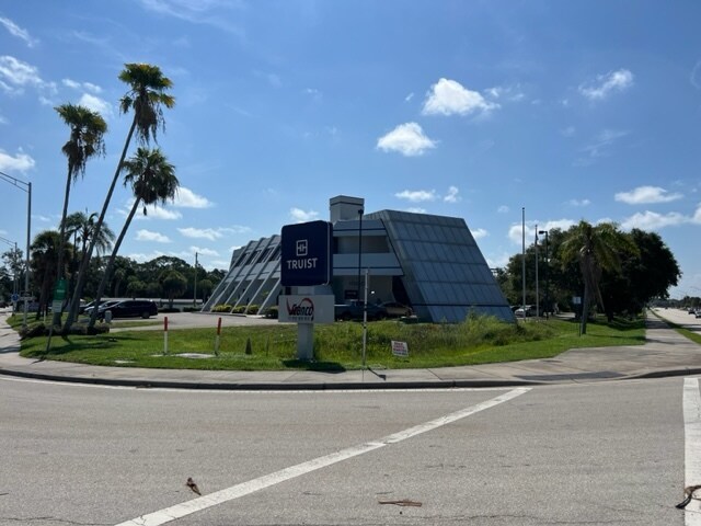 More Photos Of 1000 N Tamiami Trl, Nokomis Bank For Lease