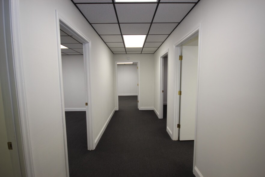 More Photos Of 2401-2411 S Charles Blvd, Greenville Office For Lease