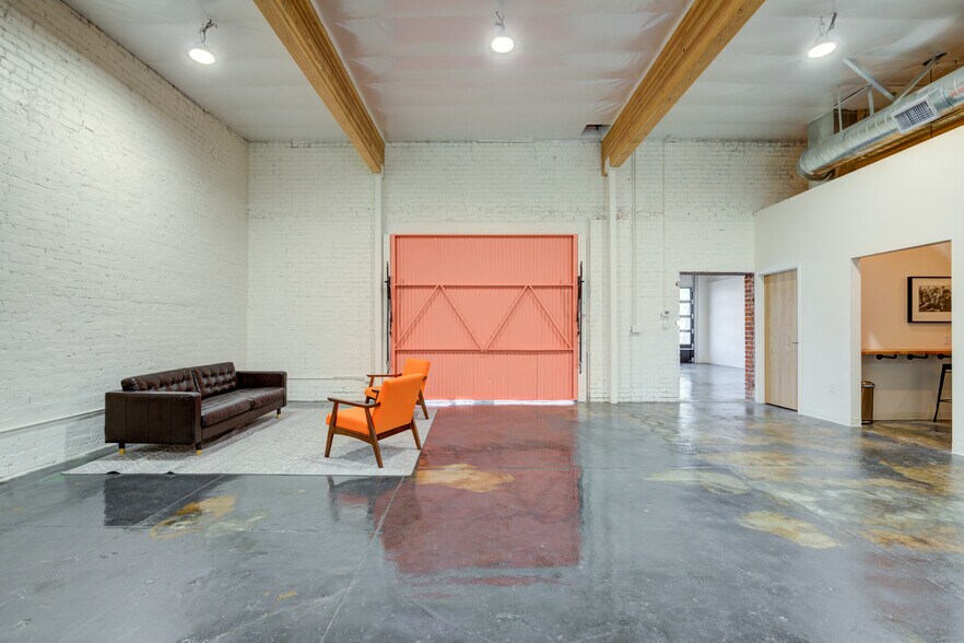 More Photos Of 2616 W Jefferson Blvd, Los Angeles Showroom For Sale