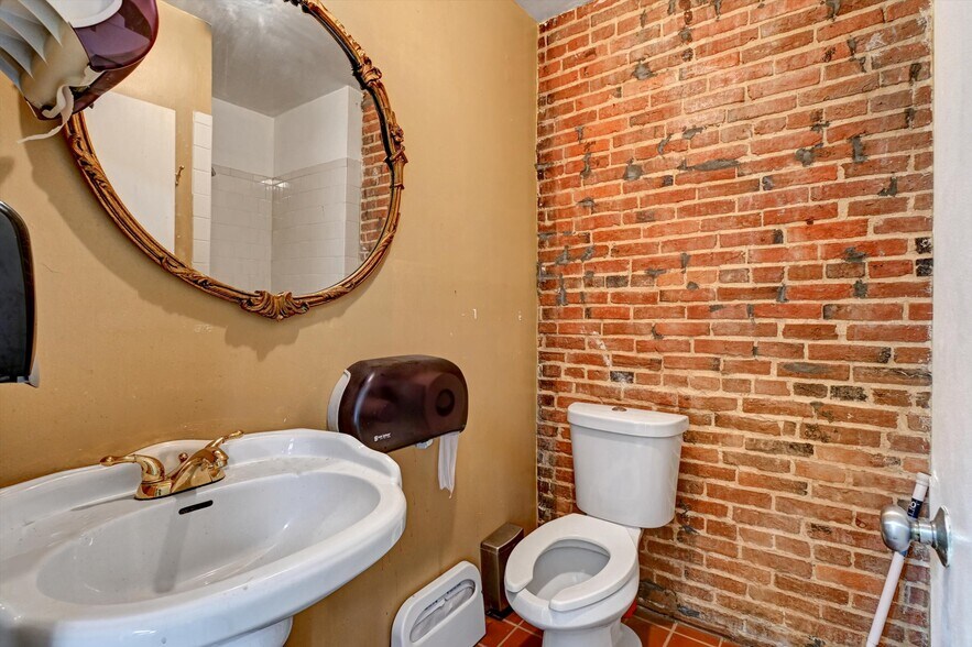 More Photos Of 15 E Centre St, Baltimore Bar For Sale