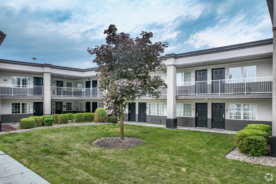 More Photos Of 5425 Clarkins Dr, Austintown Hotel For Sale