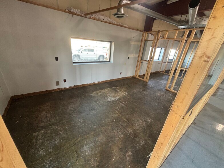 More Photos Of 354 Civic Rd, LaSalle Flex For Lease