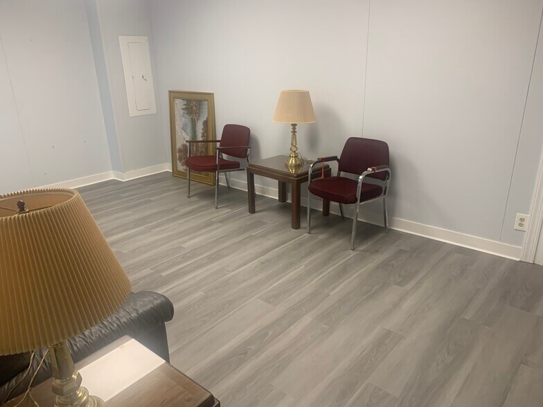 More Photos Of 8 Quakerbridge Plz, Hamilton Office For Sale