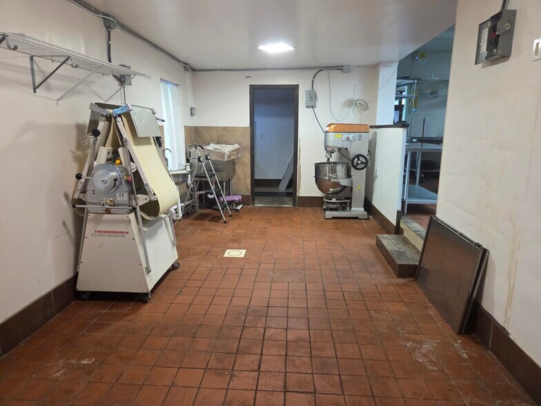 More Photos Of 38201 10th Ave, Zephyrhills Freestanding For Sale