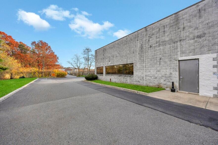 More Photos Of 2231 Fifth Ave, Ronkonkoma Warehouse For Lease