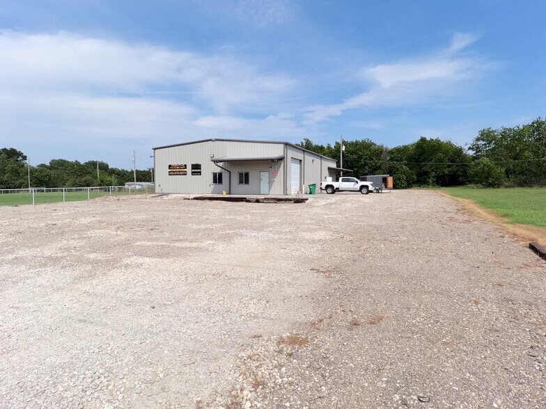 More Photos Of 403 N Donation St, Tioga Flex For Sale