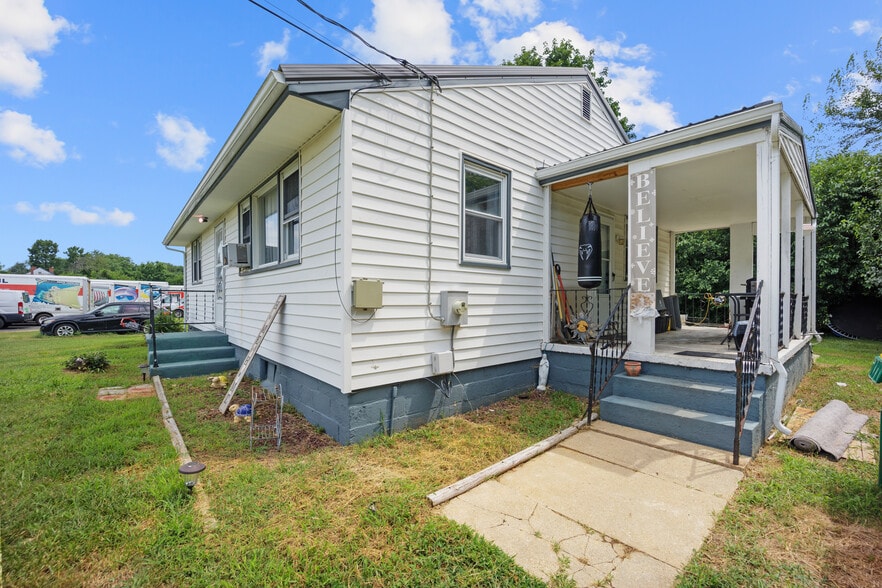 More Photos Of 2516-2518 N Dupont Pky, Middletown Freestanding For Sale