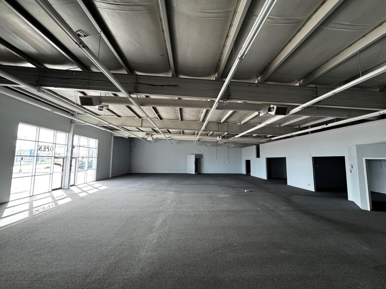 More Photos Of 12104 Blue Ridge Blvd, Grandview Freestanding For Lease