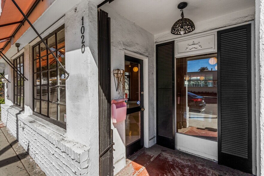 More Photos Of 1020-1024 S Robertson Blvd, Los Angeles Freestanding For Lease