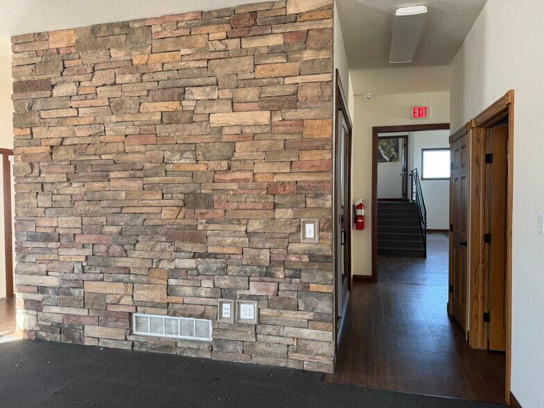 More Photos Of 517 Railroad Ave, West Des Moines Showroom For Lease