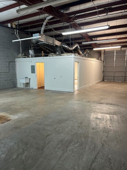 More Photos Of 9050 Emnora Ln, Houston Warehouse For Lease