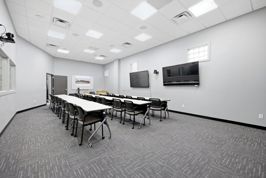 More Photos Of 326 SE Douglas St, Lees Summit Office For Sale