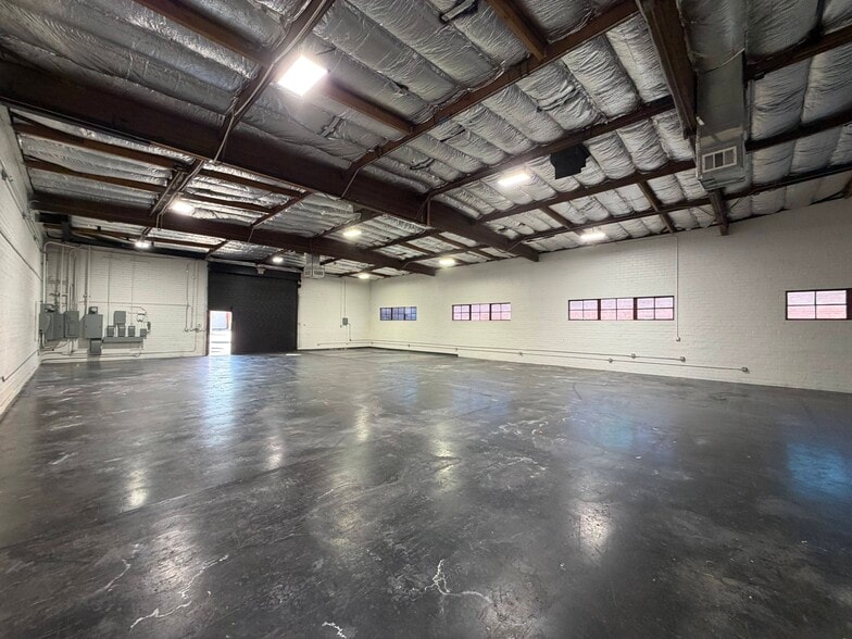 More Photos Of 2521 Ontario St, Burbank Warehouse For Lease