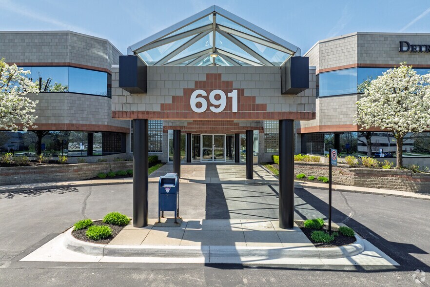 More Photos Of 691 N Squirrel Rd, Auburn Hills Office For Lease