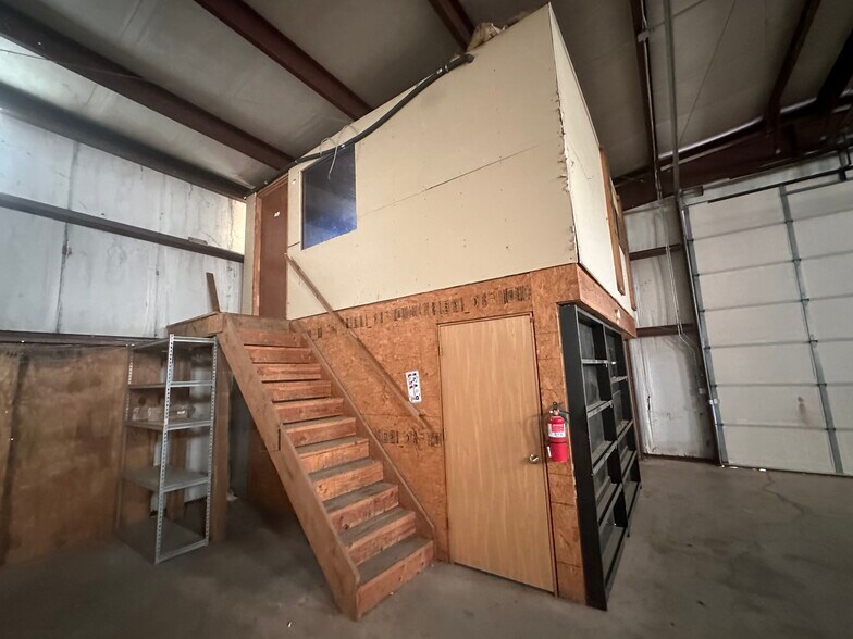 More Photos Of 16557 NE 23rd St, Choctaw Showroom For Sale