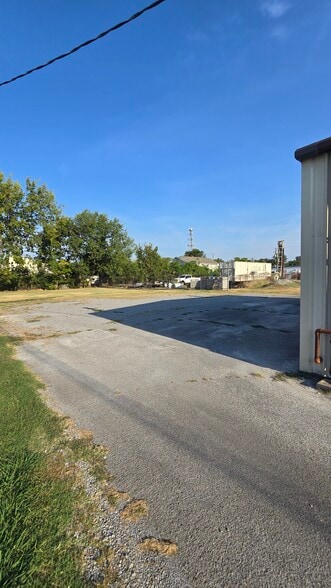 More Photos Of 210 S Maple St, Lebanon Warehouse For Lease
