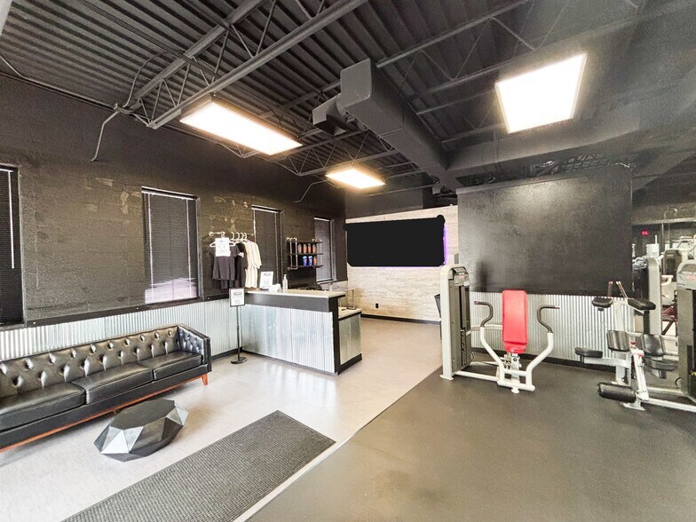 More Photos Of 2053 S Waverly Ave, Springfield Office For Sale