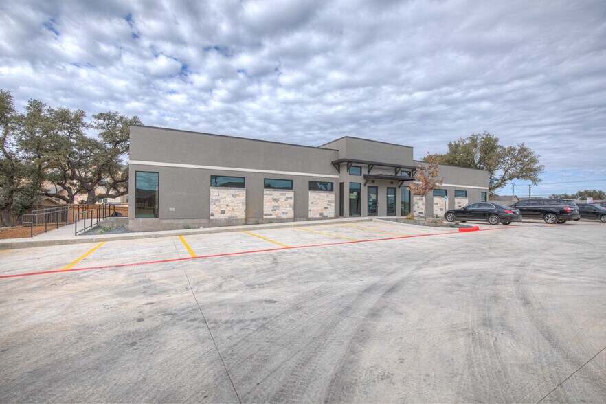 More Photos Of 3016 Independence Dr, New Braunfels Unknown For Lease