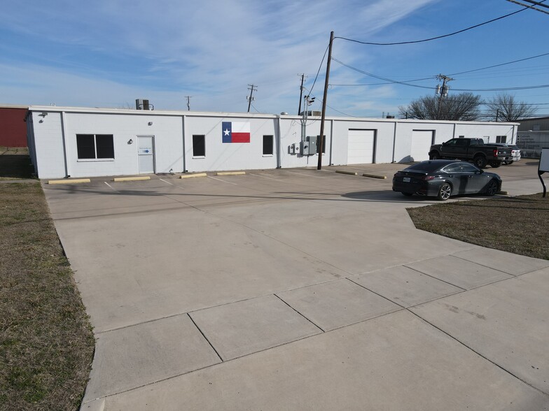 Primary Photo Of 4504 Anderson Blvd, Haltom City Manufacturing For Sale