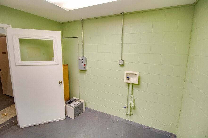 More Photos Of 319-321 Ridge St, Alton Showroom For Sale