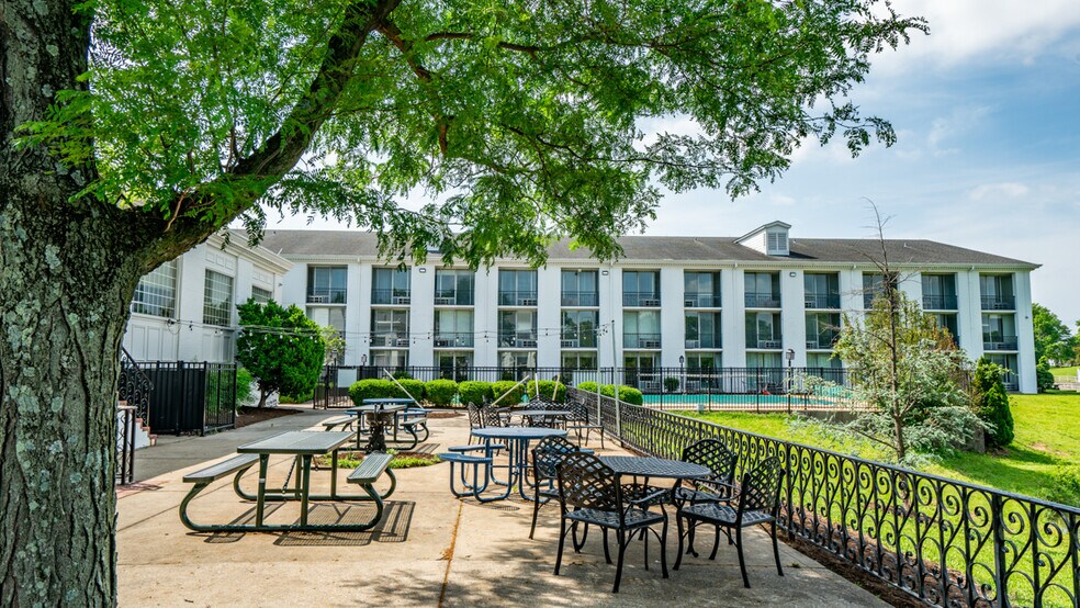 More Photos Of 4004 Gardiner Point Dr, Louisville Dormitory For Sale