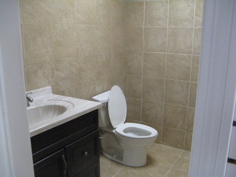 More Photos Of 675 W Shore Rd, Warwick Showroom For Lease