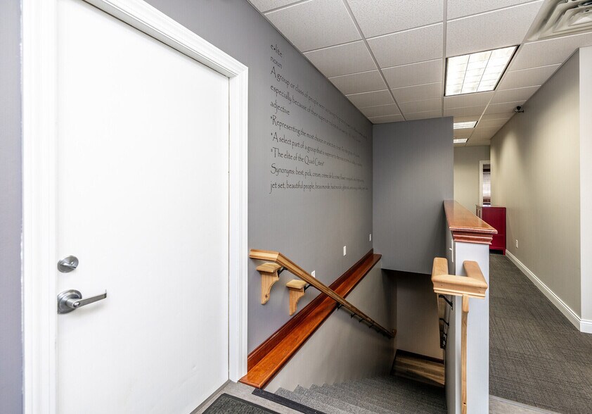 More Photos Of 3709 N Harrison St, Davenport Office For Sale