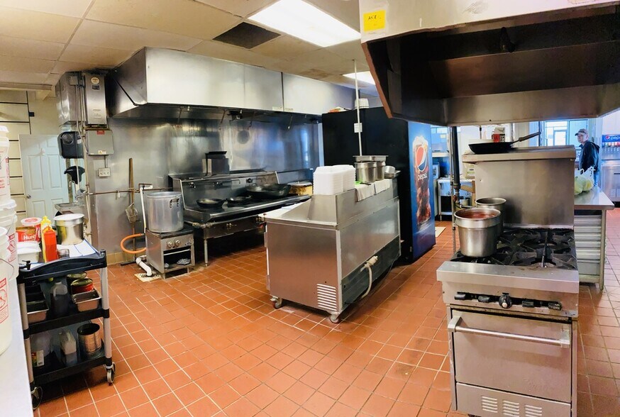 More Photos Of 808 S Illinois Ave, Republic Fast Food For Sale