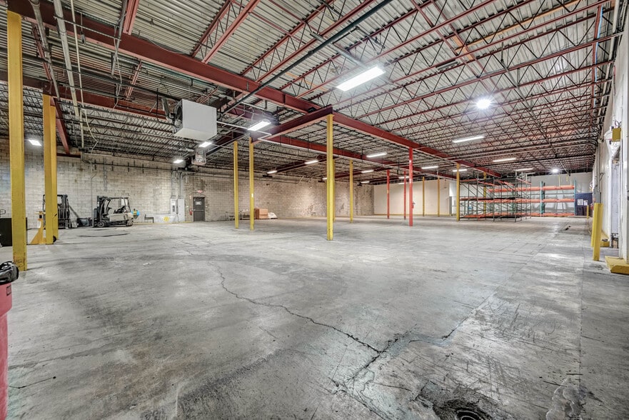 More Photos Of 100 Chamber Plz, Charleroi Supermarket For Lease