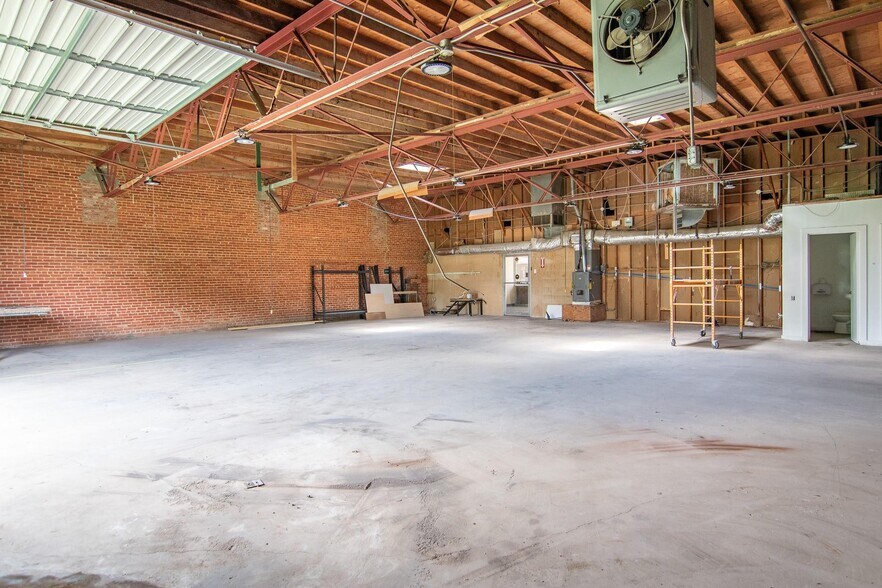 More Photos Of 1609 Coggin Ave, Brownwood General Retail For Lease