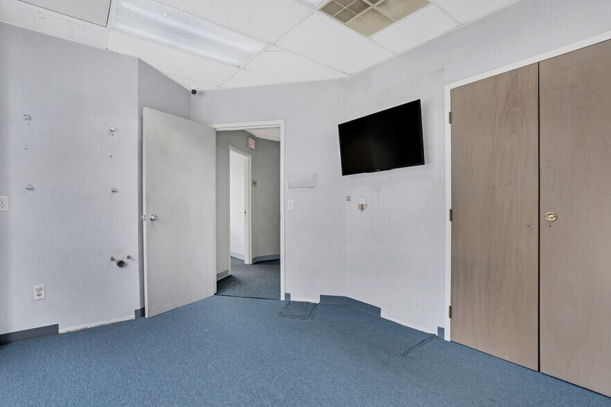 More Photos Of 1656 Oak Tree Rd, Edison Medical For Lease