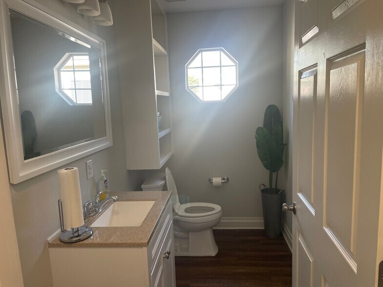 More Photos Of 2153 Airport Blvd, Mobile Office For Sale