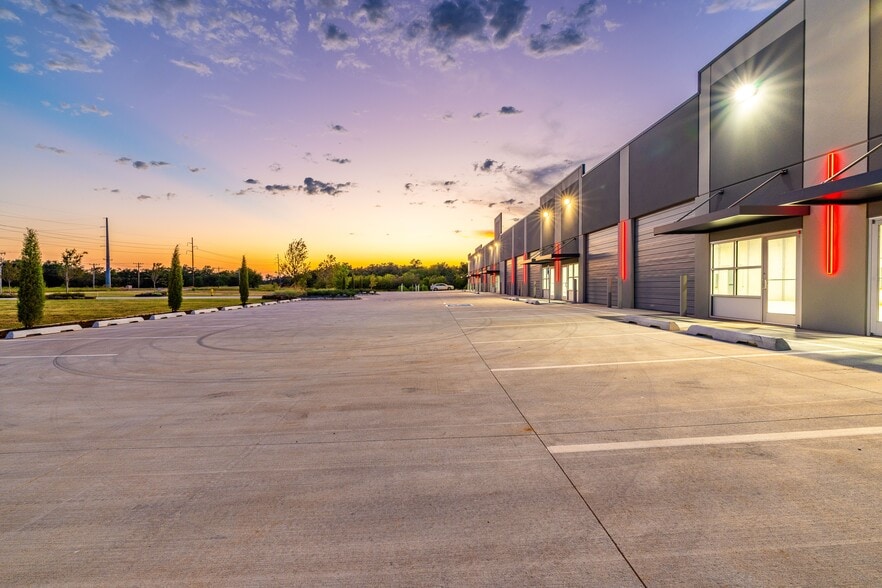 More Photos Of 4009 NW 164th St, Edmond Industrial For Sale