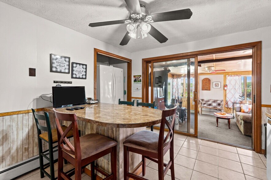 More Photos Of 25 Beacon St, Amesbury Showroom For Sale