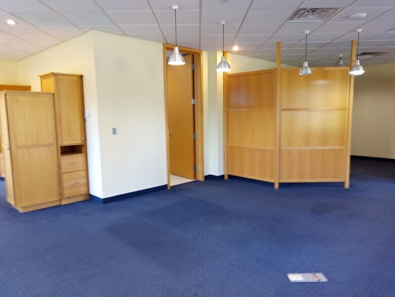 More Photos Of 12510 Fletcher Ln, Rogers Light Manufacturing For Lease