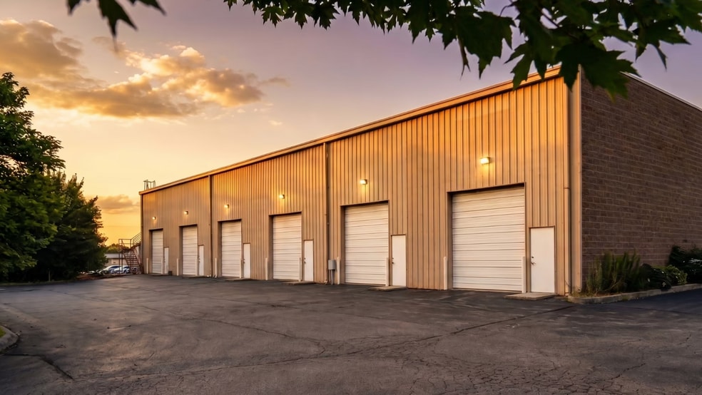 More Photos Of 10821 Plantside Dr, Louisville Light Manufacturing For Lease